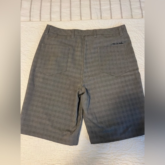 Men’s TravisMathew Shorts 34 - Gray Plaid - Picture 2 of 4